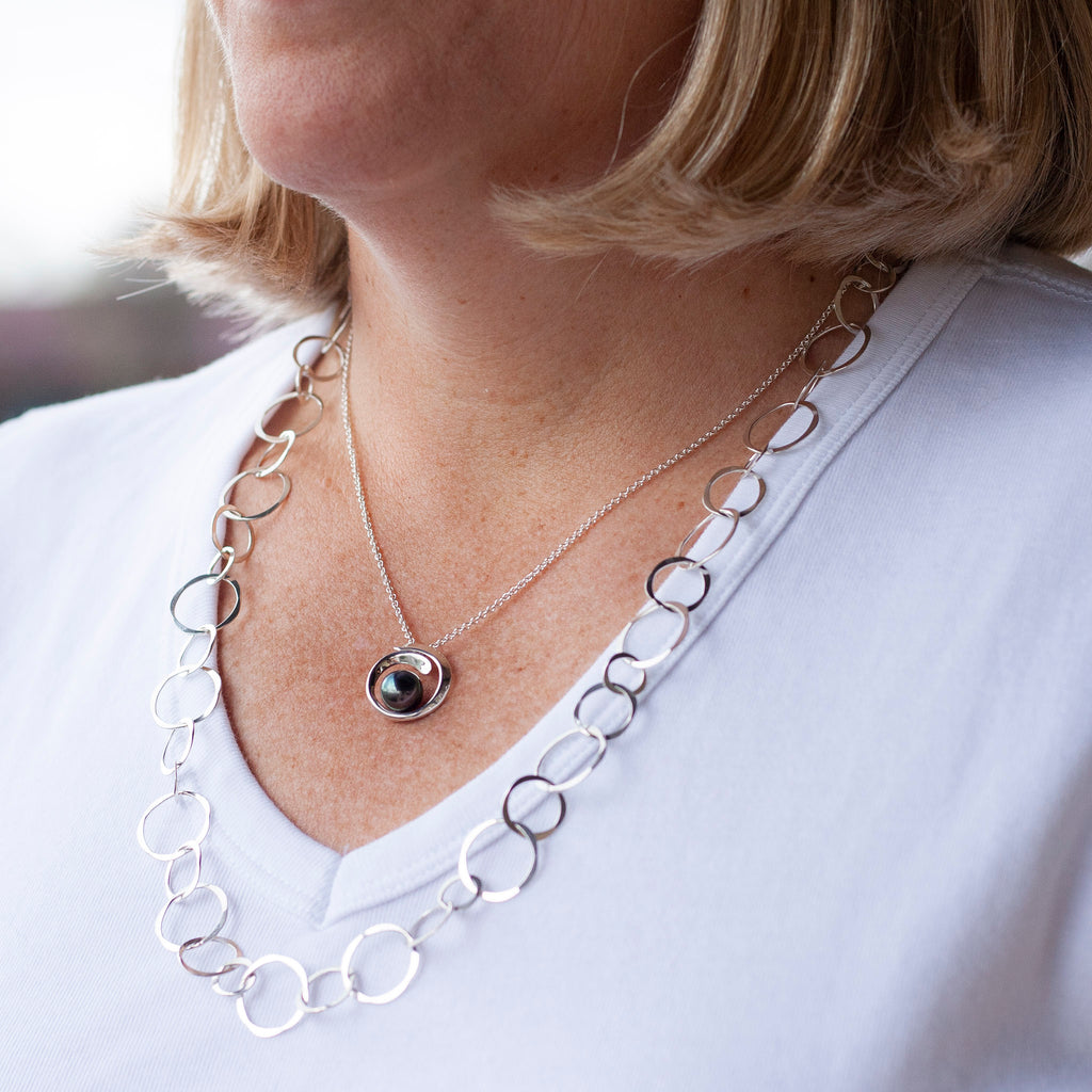 Overlapping Curl Black FW Pearl Necklace