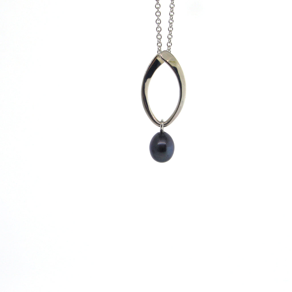 Hoop Black Pearl Necklace