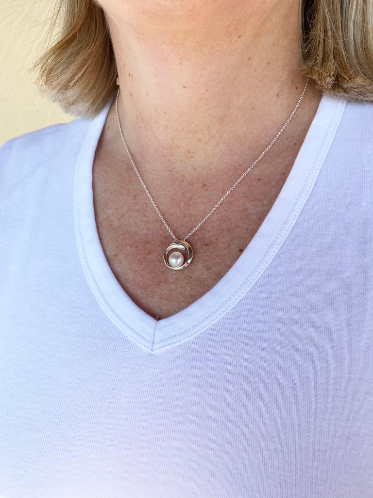 Overlapping Curl Pearl Necklace